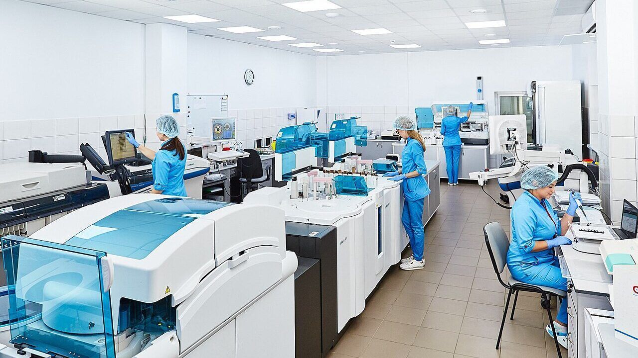 Illustrative photo: A group of scientists working in a laboratory Esculab (Wikimedia Commons, CC0)